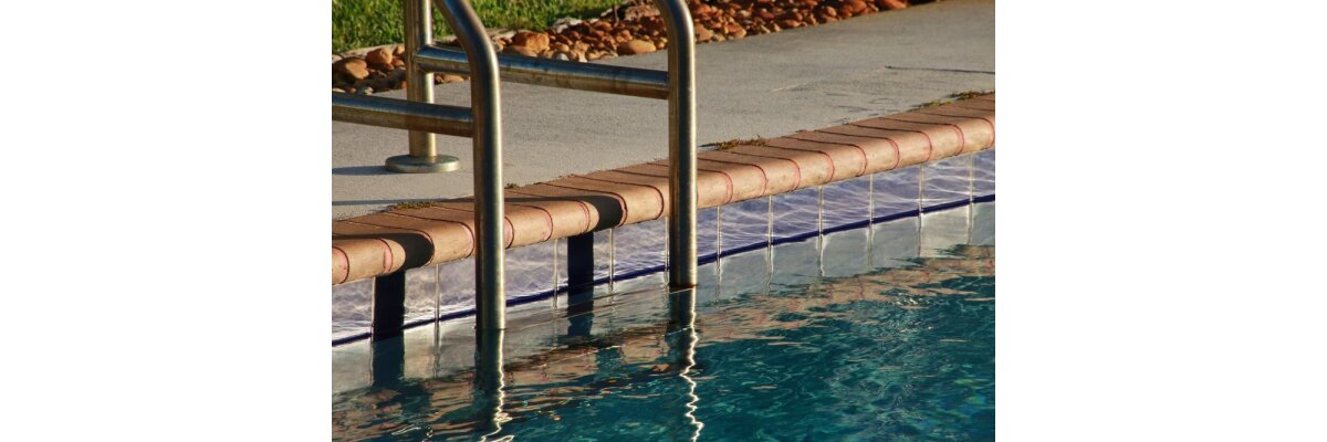 Warum rostet eine Schwimmbadleiter aus Edelstahl? - Schwimmbadleiter rostet? Ursachen, Reinigung &amp; Pflege